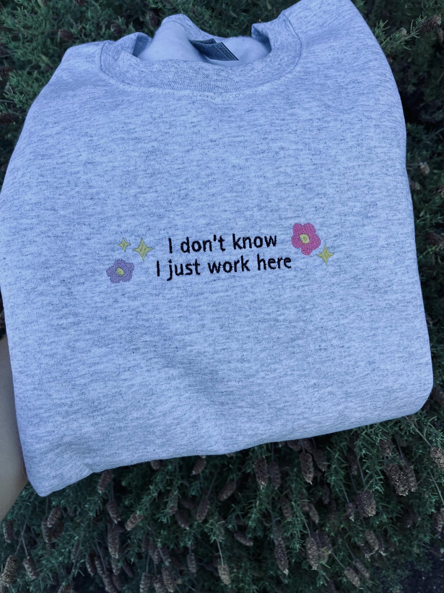 I don’t know I just work here // Cute comfy sweatshirt // Coworker friend gift